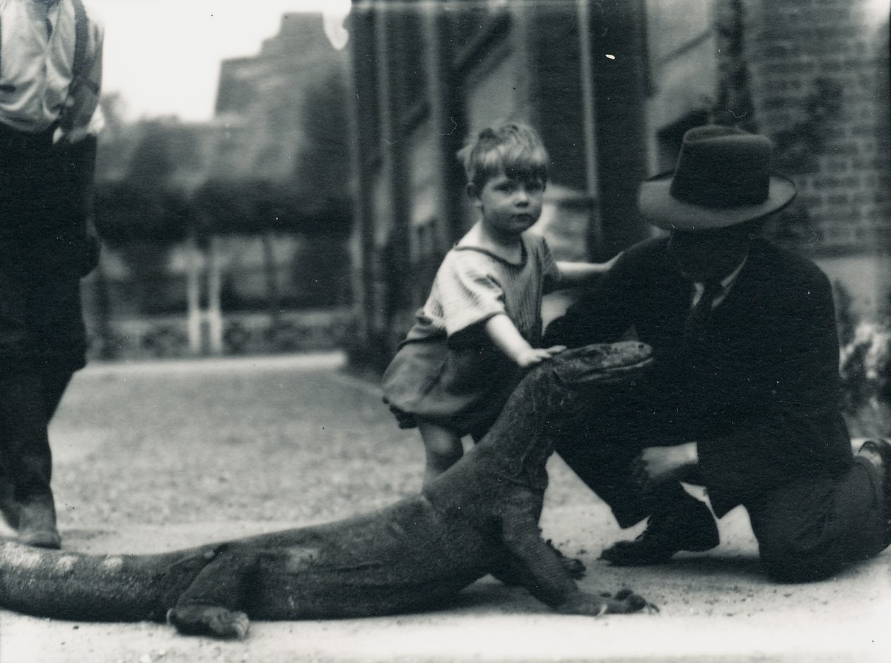 Junge mit einem Komodowaran von Frederick William Bond