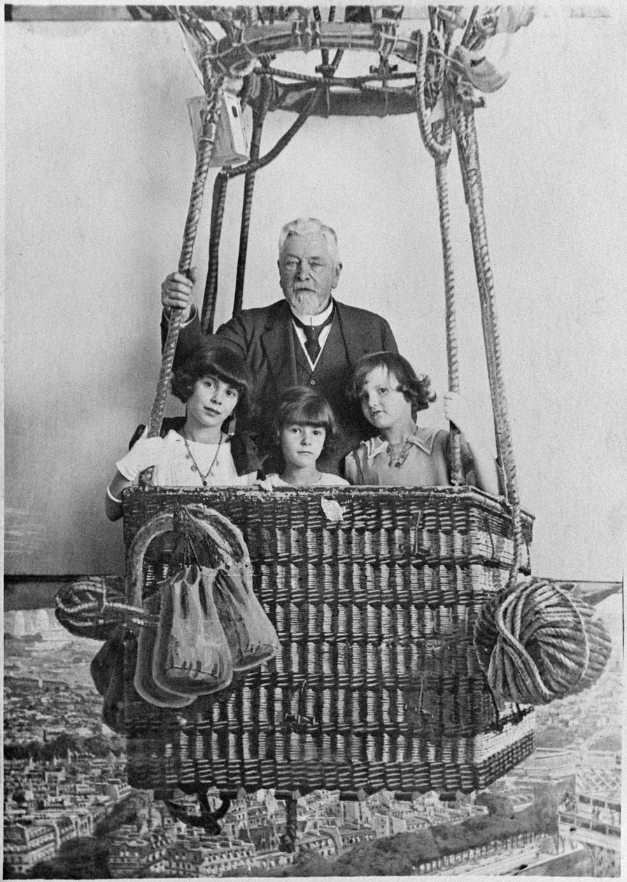 Alexandre Gustave Eiffel mit seinen Enkeln in einer Gondel von French Photographer