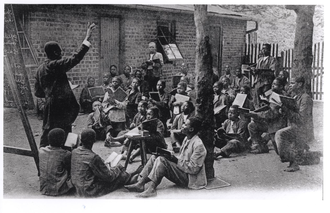 Eine Freiluftschule in Französisch sprechendem Afrika, vor 1914 von French Photographer