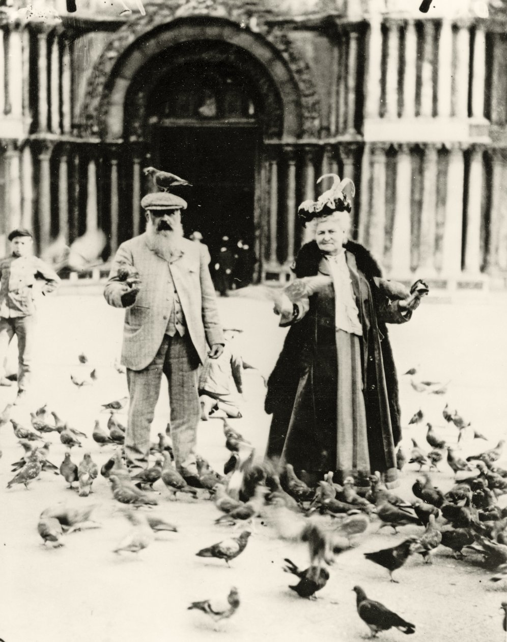 Claude Monet und seine Frau Alice auf dem Markusplatz, Venedig, Oktober 1908 von French Photographer