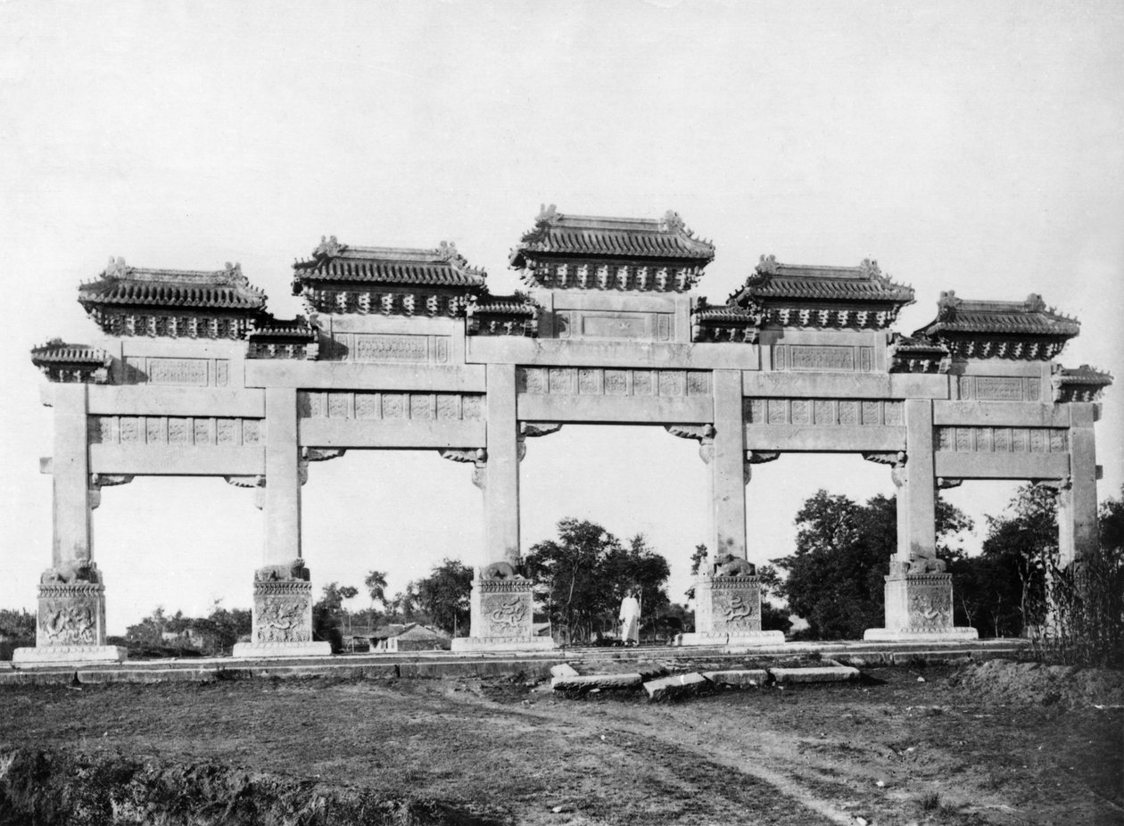 Marmortor des Nordeingangs der Gräber der Ming-Dynastie, Peking, China von French Photographer