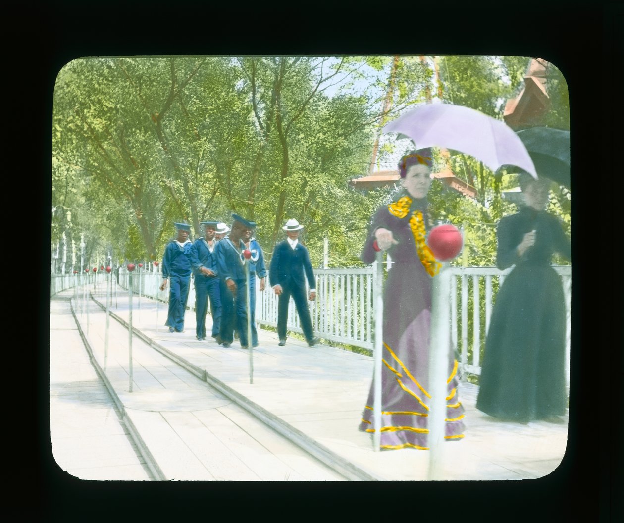Pariser Ausstellung: Beweglicher Gehweg, Paris, Frankreich, 1900 von French Photographer