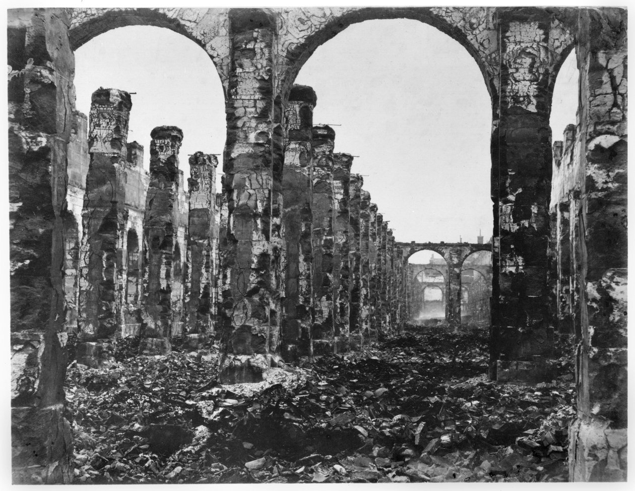Ruinen der Cour des Comptes während der Pariser Kommune, 1871 von French Photographer