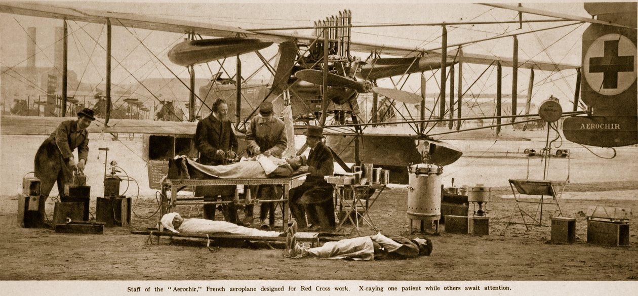 Personal des Aerochir, französisches Flugzeug für Rotkreuzarbeit von French Photographer
