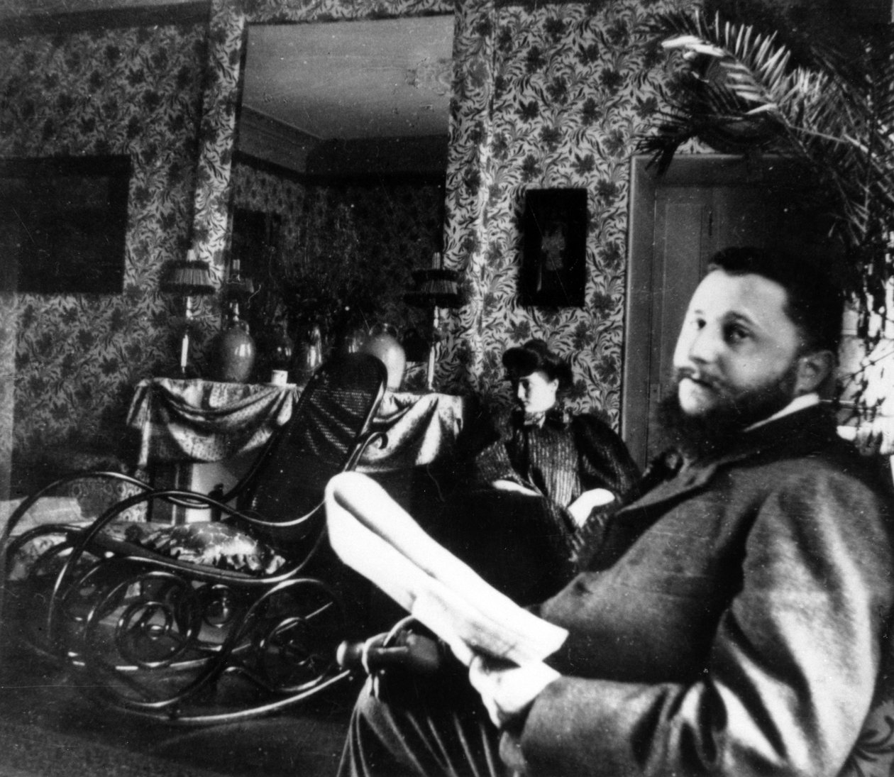 Thadée Natanson und seine Frau Misia Godebska im Salon ihrer Wohnung in der Rue Saint-Florentin, Paris, ca. 1899 von French Photographer