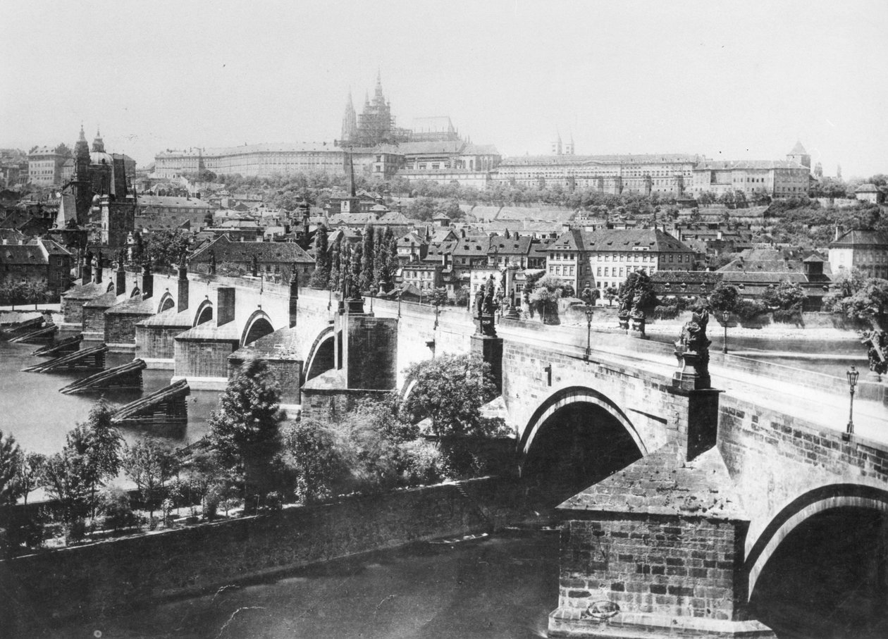 Ansicht von Prag mit dem Kaiserpalast (Hradschin) und der Karlsbrücke, Ende des 19. Jahrhunderts von French Photographer