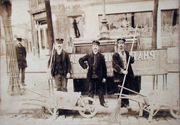 Pariser Müllmänner, ca. 1900 (Sepia-Foto) von French School