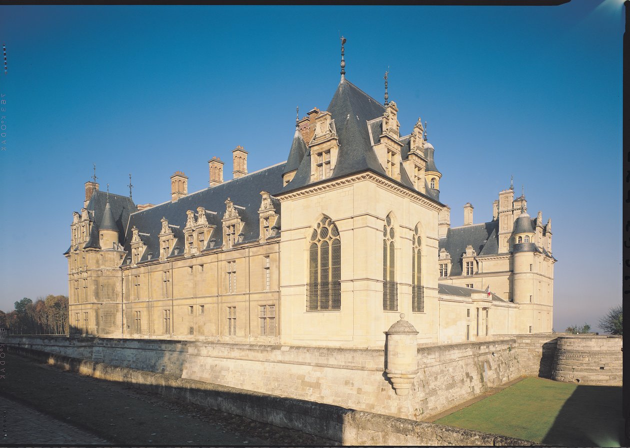 Hauptfassade und Südfassade von French School