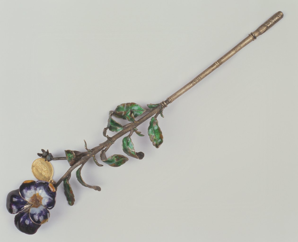 Federhalter mit Stiefmütterchen, 1862 (Silber & Emaille) von French School