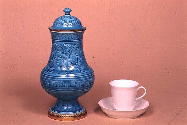Sevres-Vase von French School