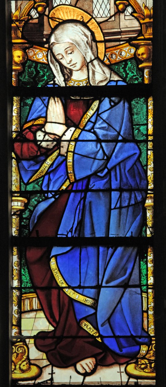 Fenster w0 zeigt die Jungfrau Maria von French School