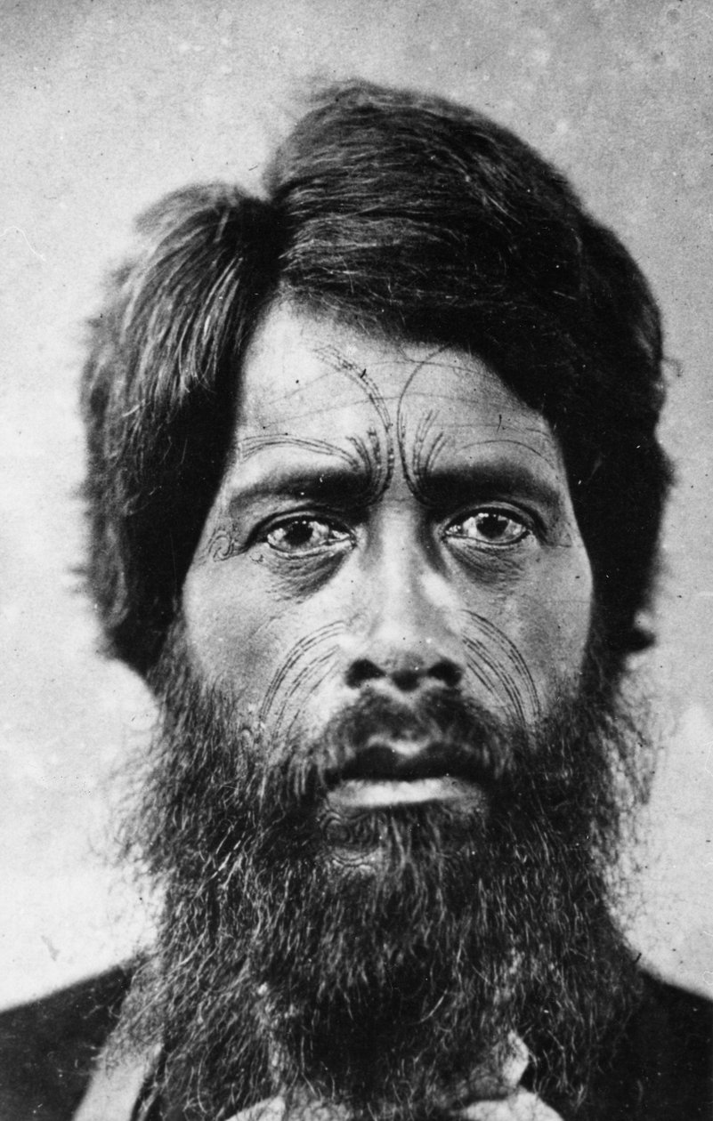 Maori-Mann mit Gesichtstattoo 
