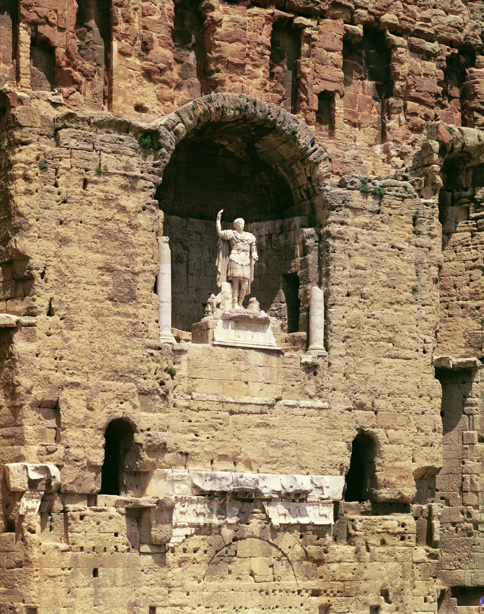 Statue des Kaisers Caesar Augustus im römischen Theater von Gallo Roman