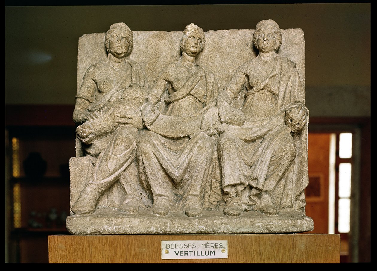 Votivskulptur einer dreifachen Muttergottheit von Gallo Roman