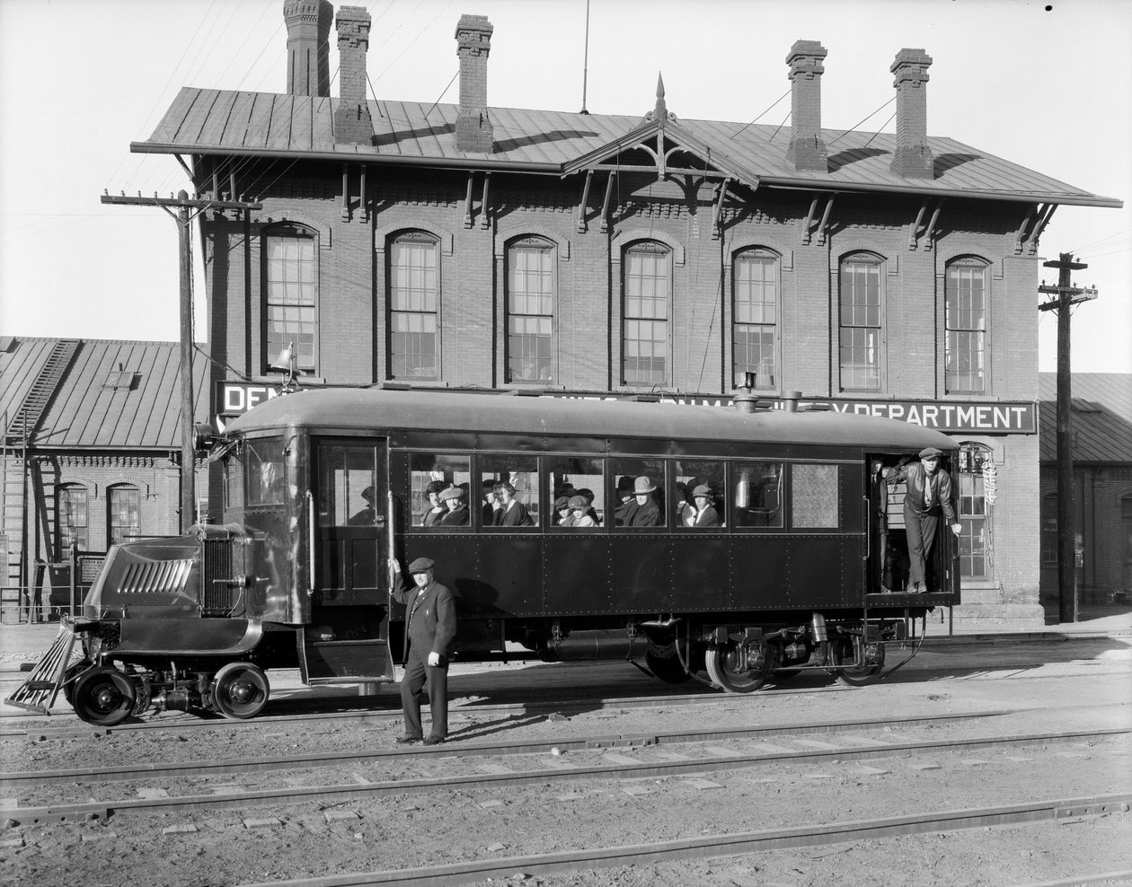 Mack-Schienenbus auf Probe bei DundRGW Burnham Shops, 1926 von George Lytle Beam