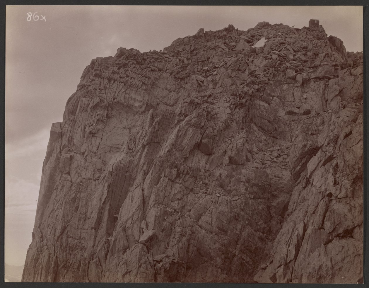[Berggipfel mit Schuppen] von George Davidson
