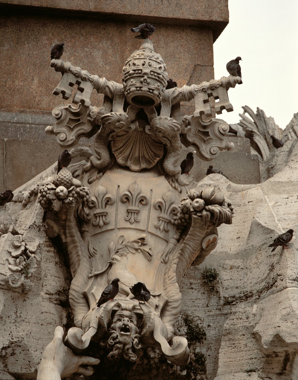 Der Brunnen der vier Flüsse, Detail des Wappens von Innozenz X von Gian Lorenzo Bernini