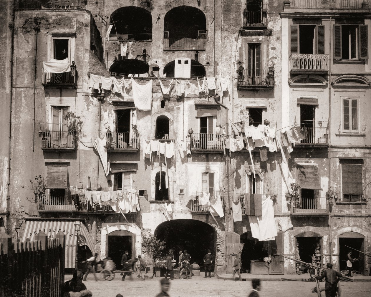 Straßenszene, Neapel, Italien von Giorgio Sommer