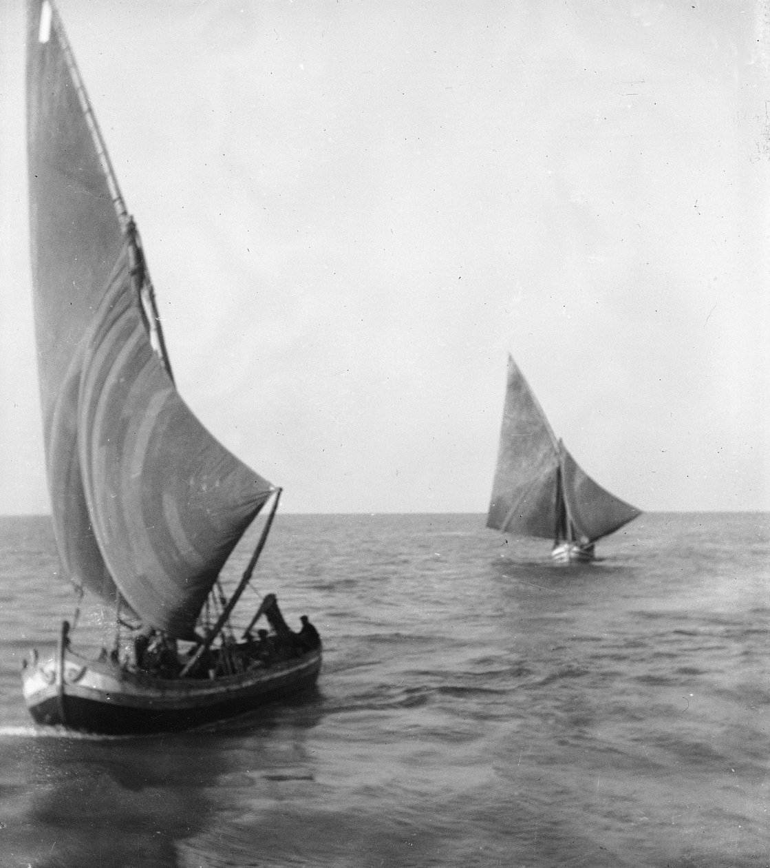 Segelboote mit Menschen an Bord von Phillipe de Marlier