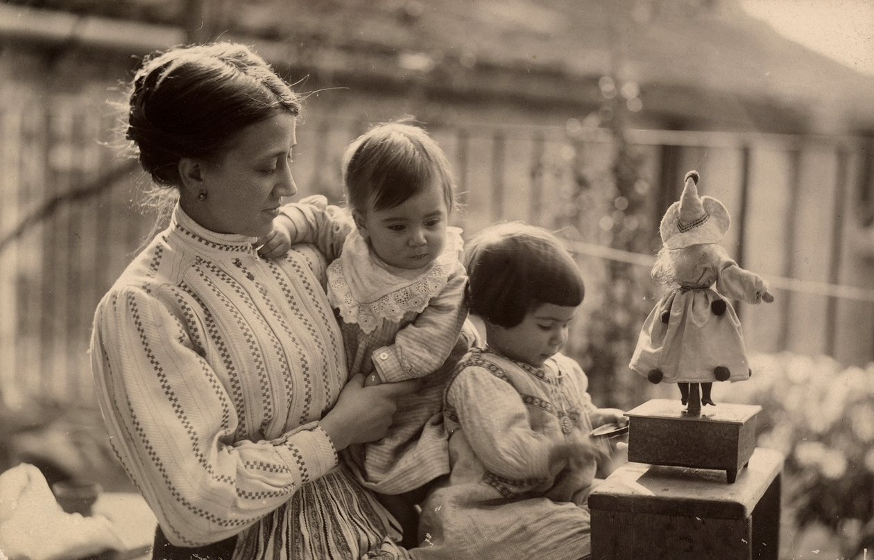 Frau mit Babys und Puppe von Phillipe de Marlier