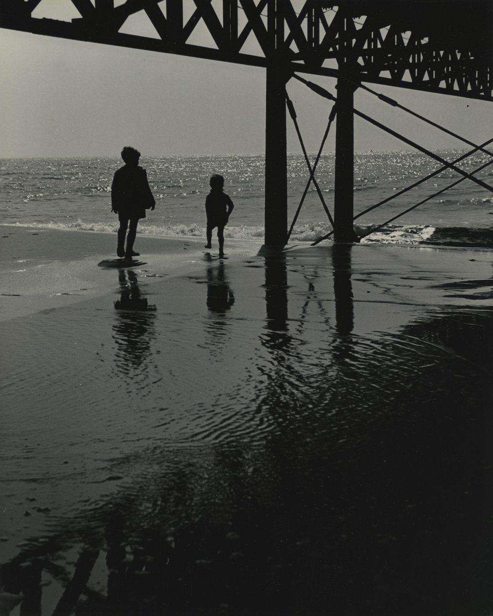Zwei Kinder spielen am Strand von Godfrey Macdominic