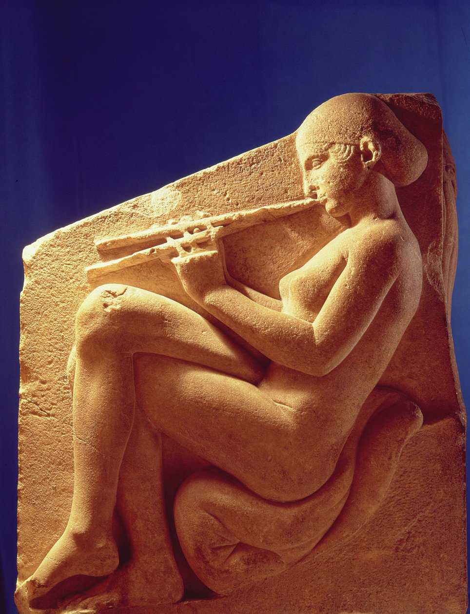 Ludovisi-Thron, Tafel, die eine Frau zeigt, die eine Flöte spielt, ca. 470-60 v. Chr. von Greek