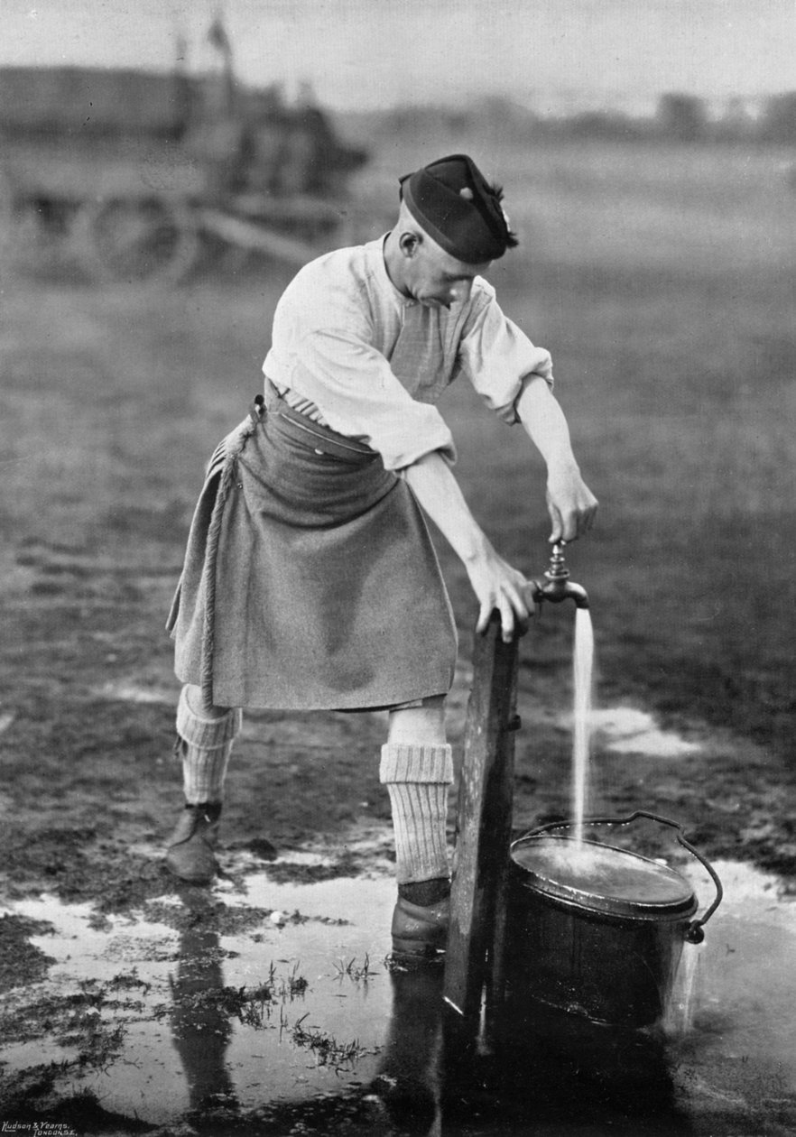 Lagerleben, Wasser holen, 1896 von Gregory and Co