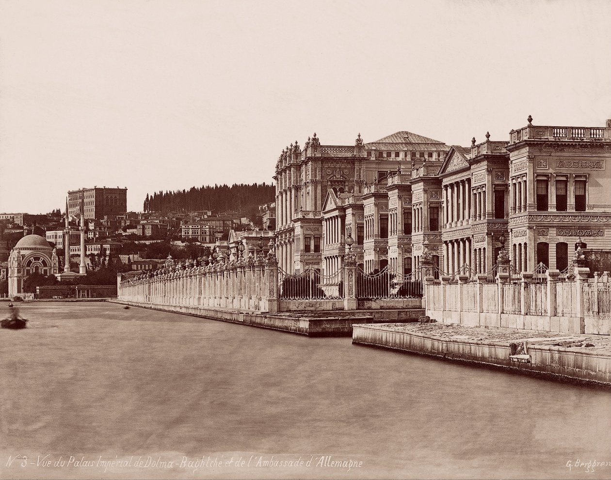 Dolmabahçe-Palast und Deutsche Botschaft von Guillaume Berggren