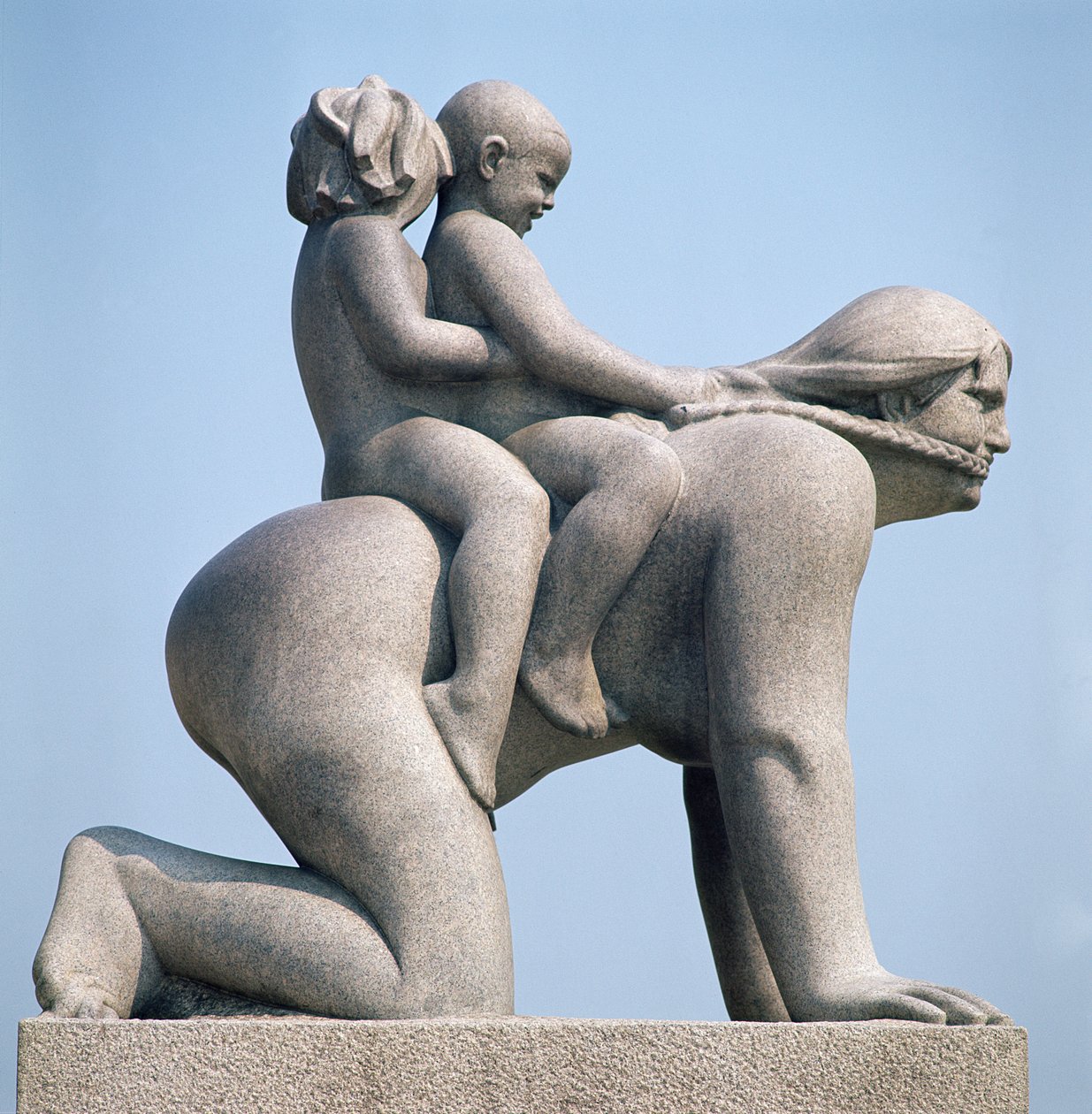 Frau mit zwei Kindern auf ihrem Rücken von Gustav Vigeland