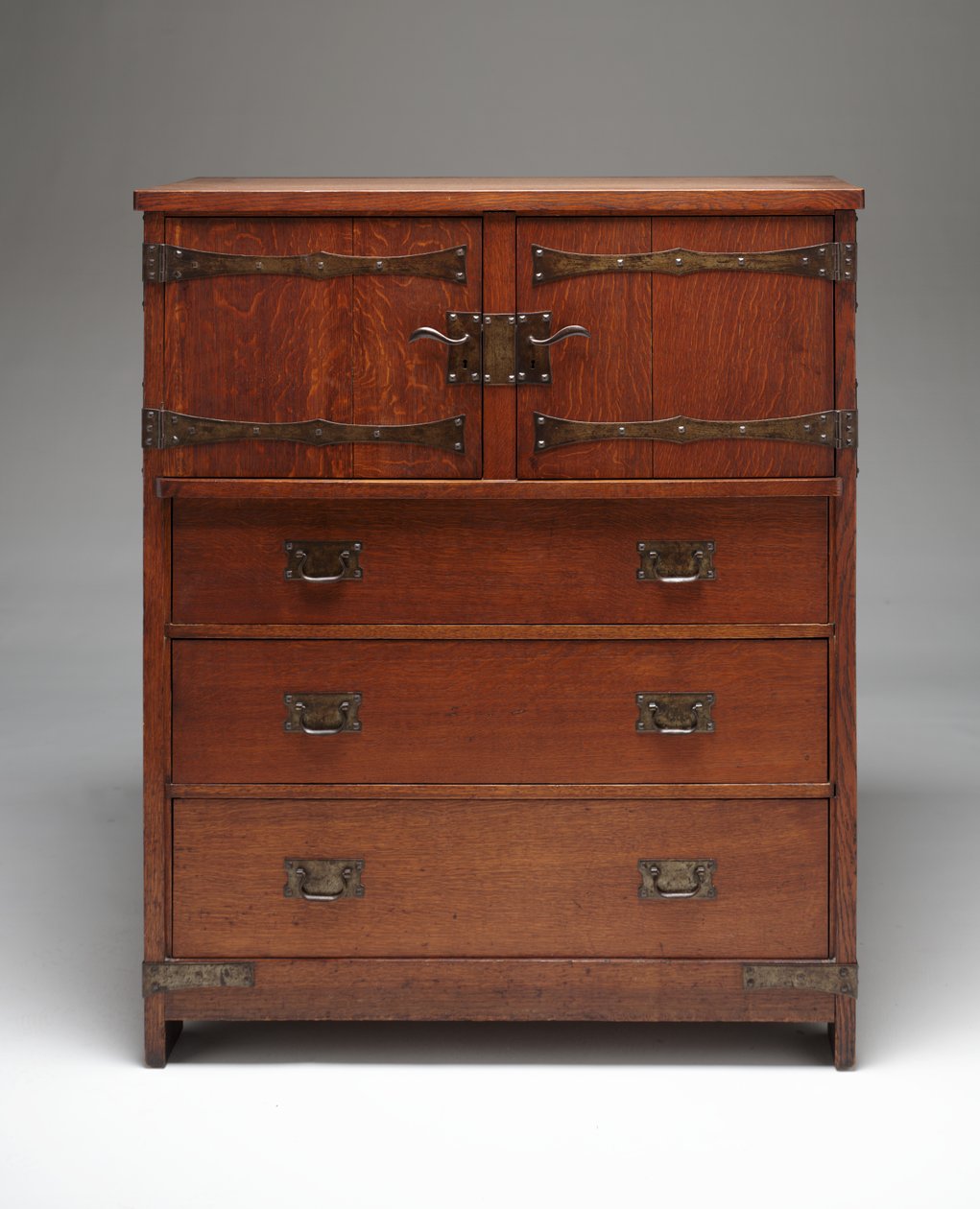 Leinenschrank von Gustav Stickley