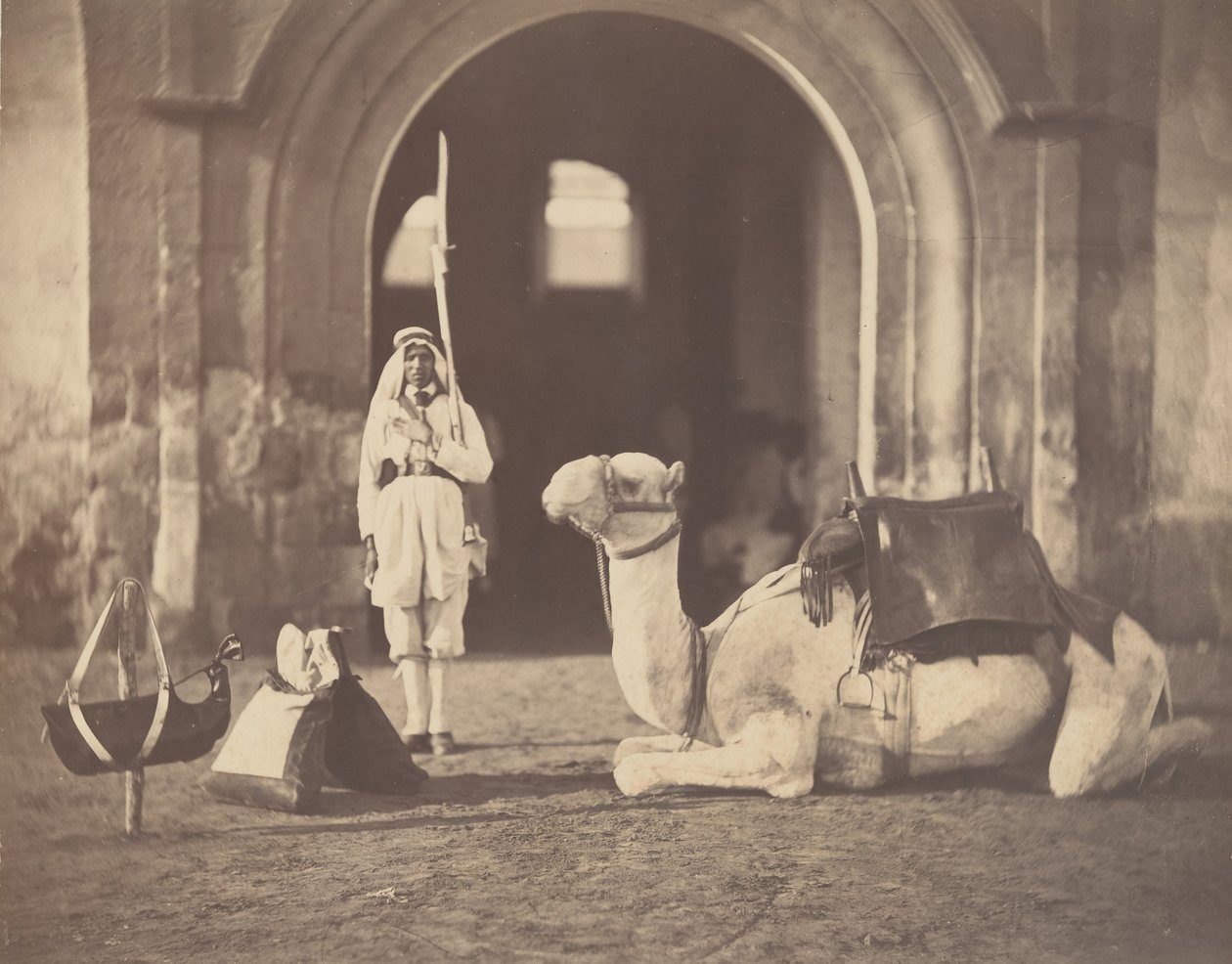 Soldat und Militärkamel, 1866 von Gustave Le Gray