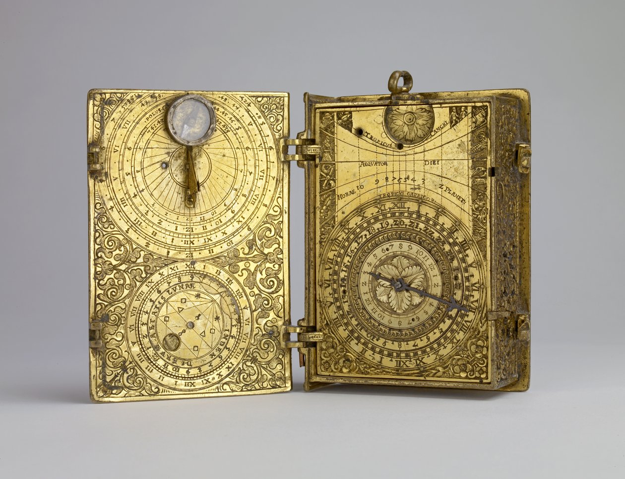 Vergoldete Messing-Uhr mit Alarm, Sonnenuhren und Mondvolvelle in Buchform von Hans Kock