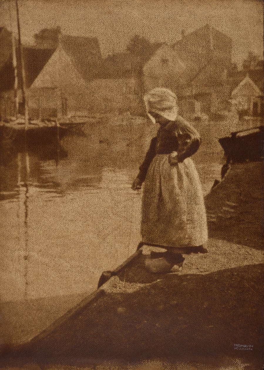 Niederländisches Mädchen in Landschaft von Heinrich Kuhn