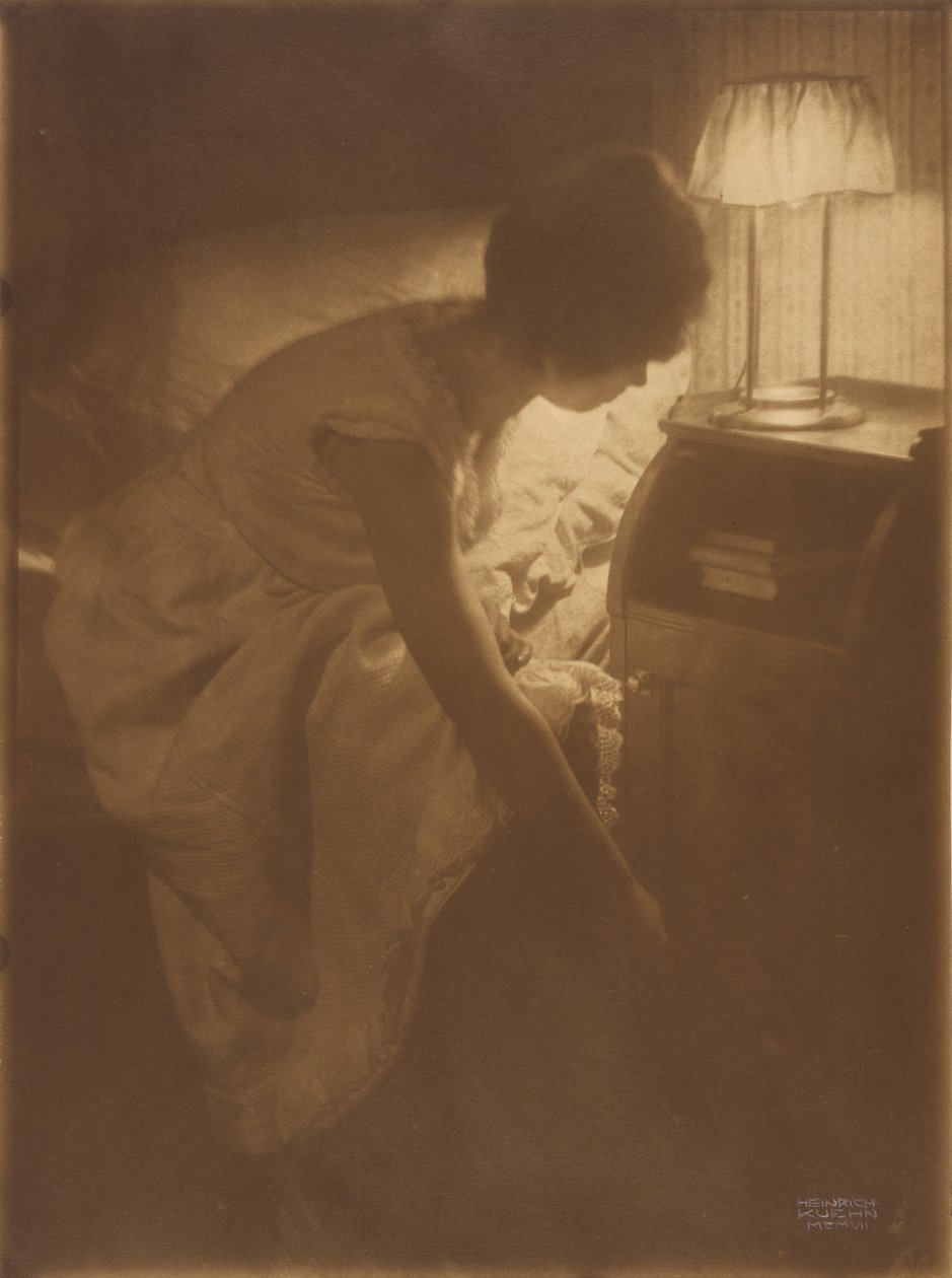 Miss Mary Warner an ihrem Nachttisch von Heinrich Kuhn
