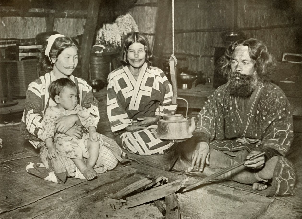 Ainu-Mann und -Frauen zu Hause, 1910 von Herbert Ponting