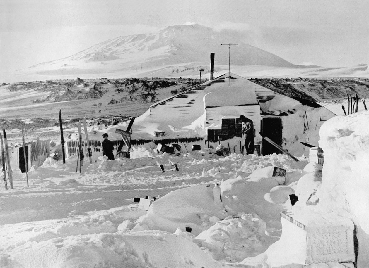 Die Hütte nach dem Winter, ca. 1911, 1913 von Herbert Ponting