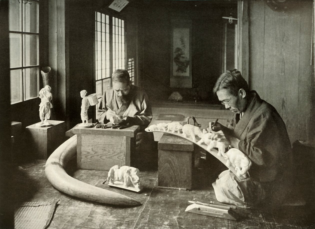 Die Elfenbeinschnitzer, 1910 von Herbert Ponting