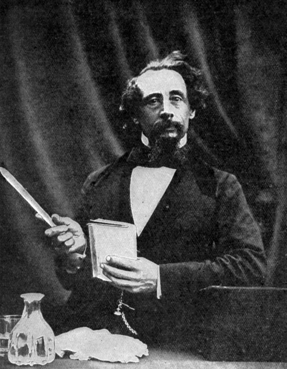 Charles Dickens hält eine Lesung, 1859, 1912 von Herbert Watkins