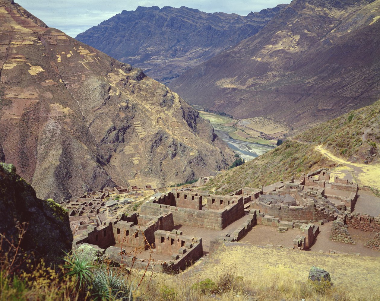 Tempelgebäude und Intihuatana von Incan