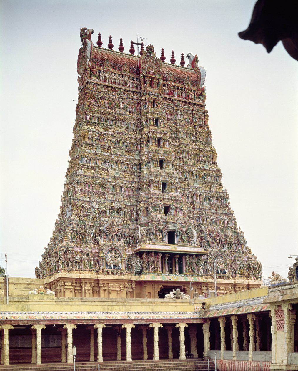 Ansicht des geschnitzten Äußeren des südlichen Gopuram von Indian School