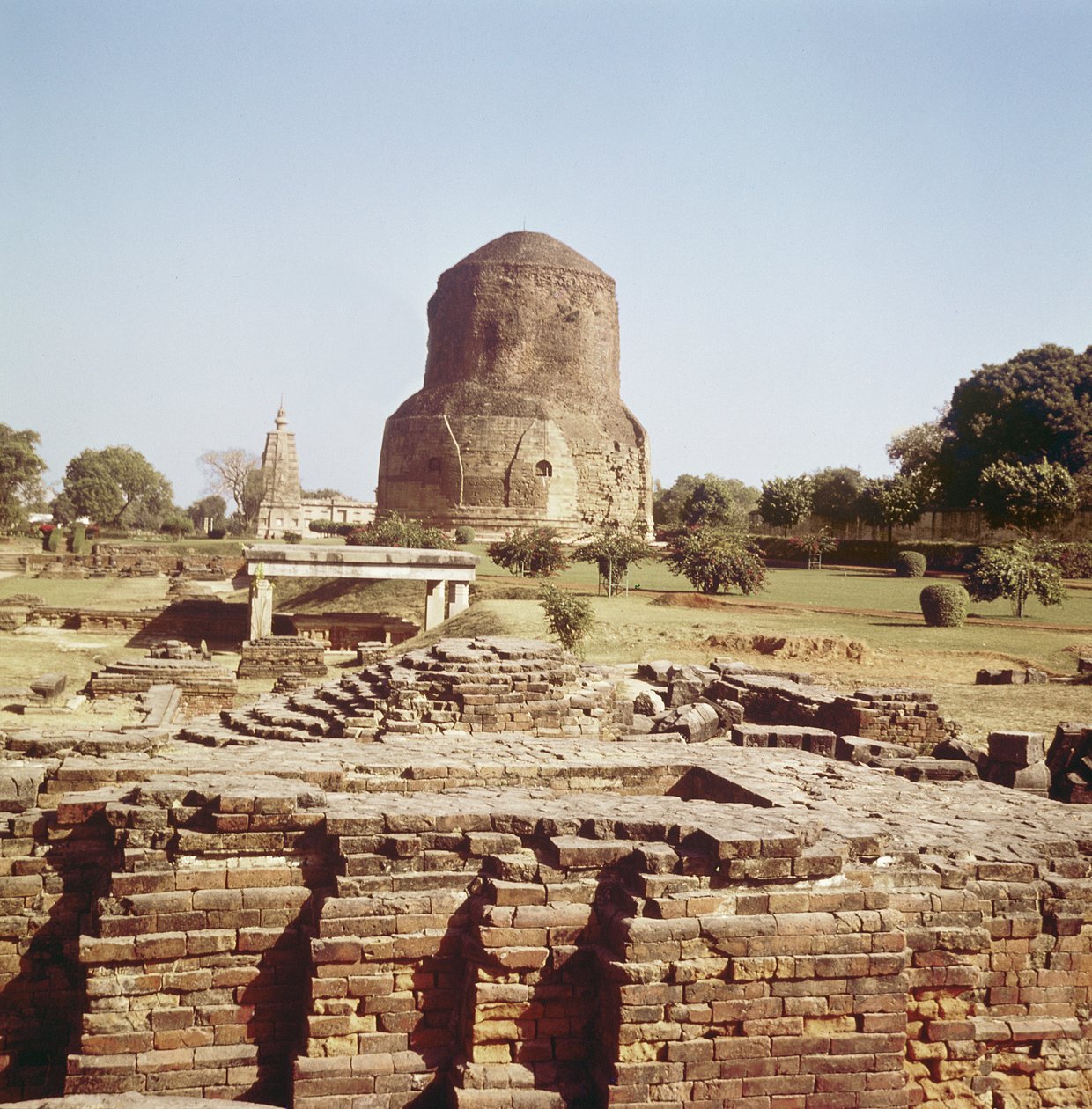 Der Dhamekh-Stupa, ca. 500 n. Chr. von Indian School