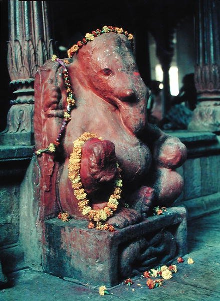 Der Elefantengott, Ganesh (bemalter Stein) von Indian School