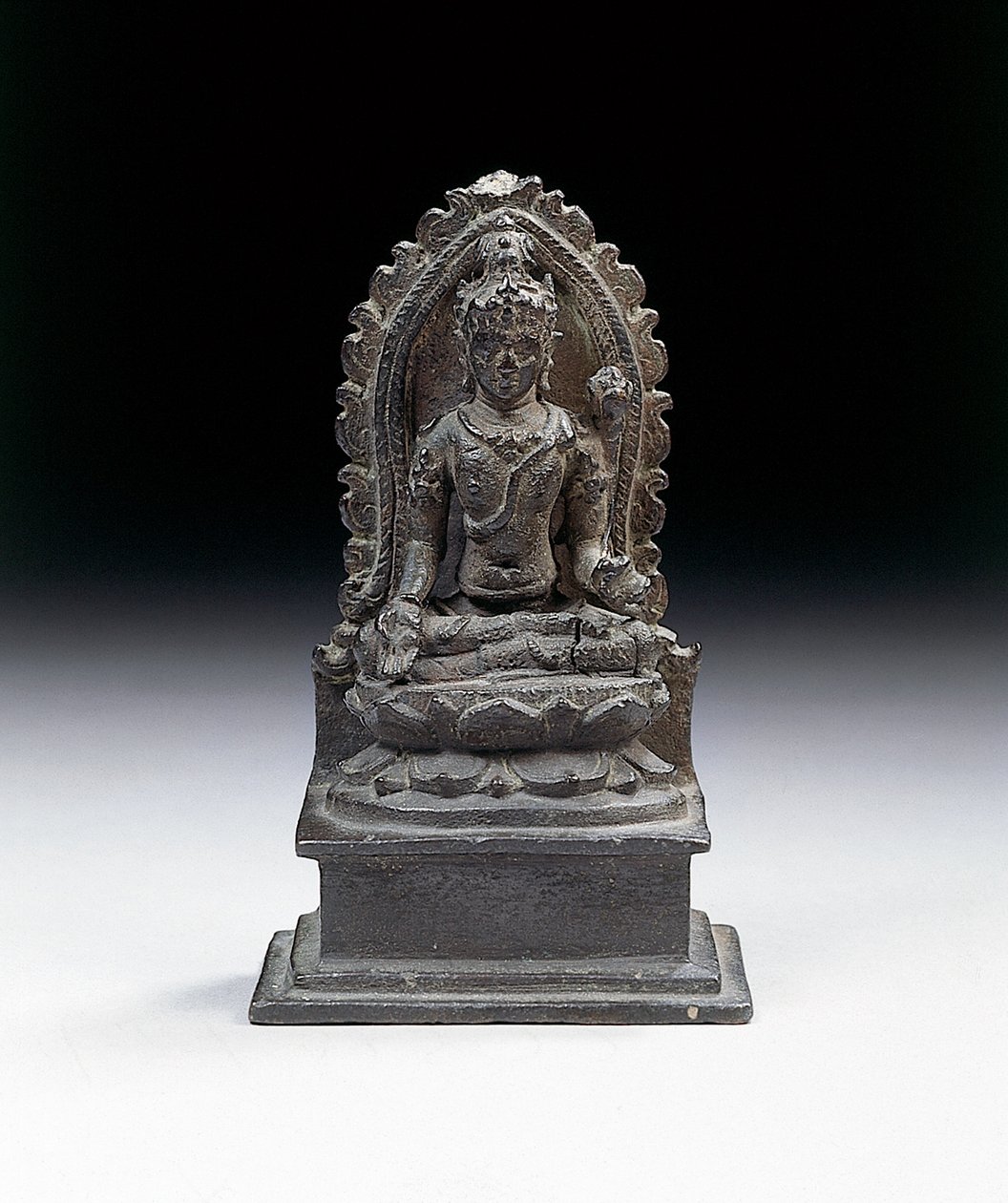 Javanische Figur von Padmapani, spätes 9. Jahrhundert von Indonesian