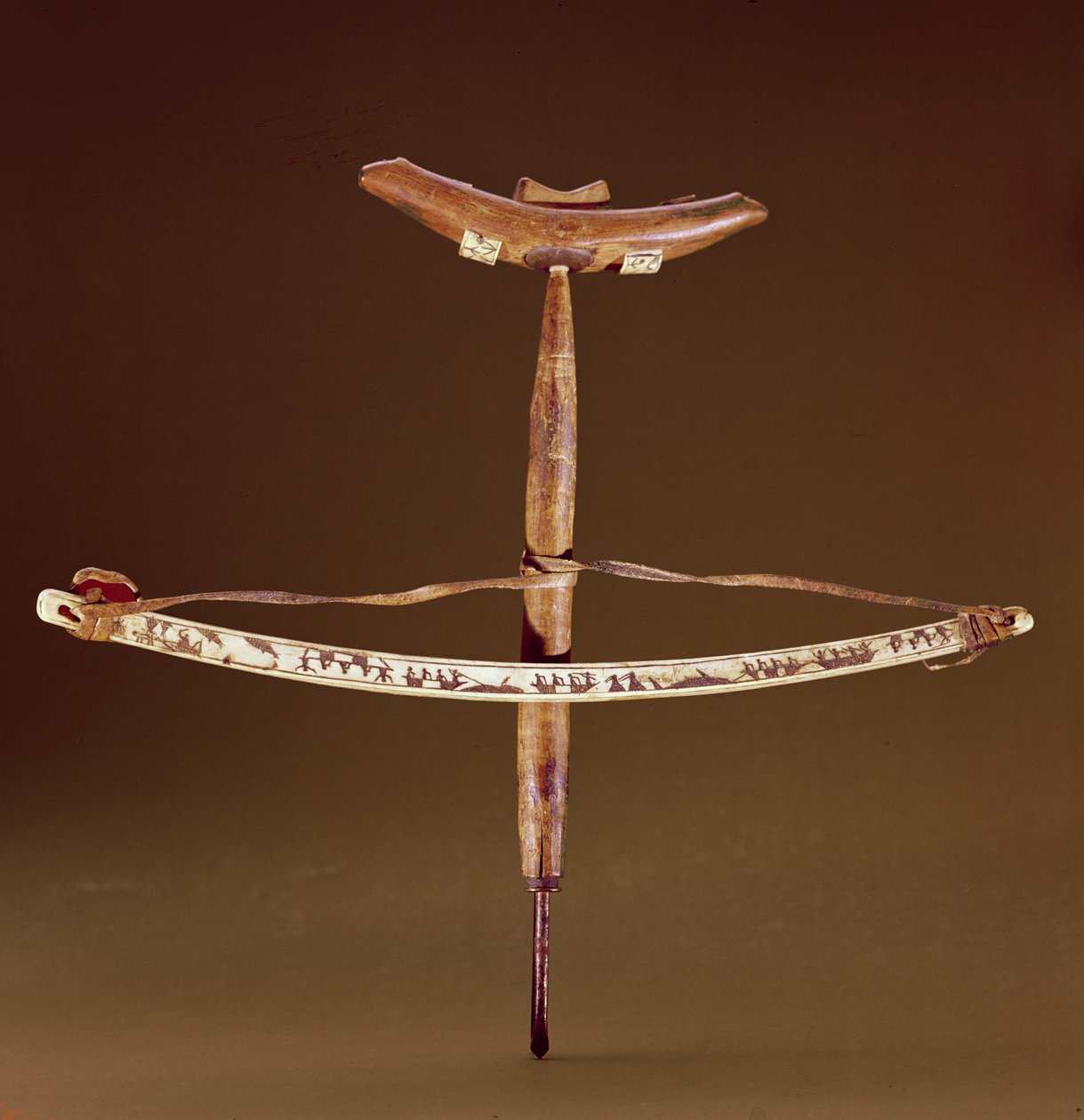 Inuit-Bogenbohrer (Holz mit Eisen und Elfenbein) von Inuit School