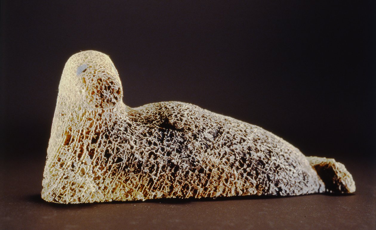 Robbe, aus Cape Dorset (Walknochen) von Inuit School