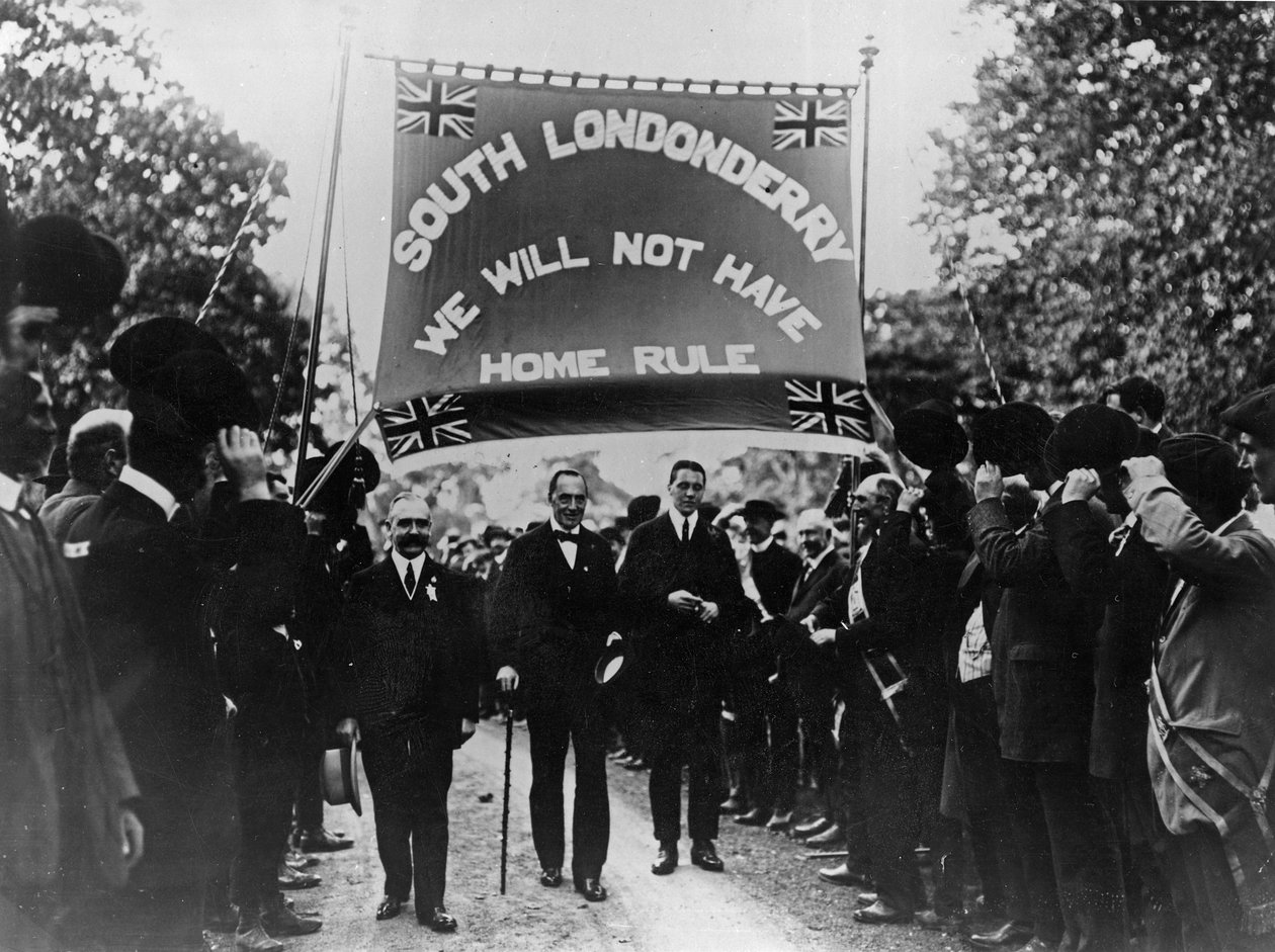Sir Edward Carson bei einem Marsch der Unionisten in Süd-Londonderry von Irish Photographer