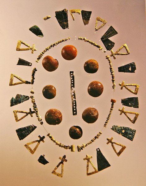 Teile weiblicher Kleidung von Iron Age