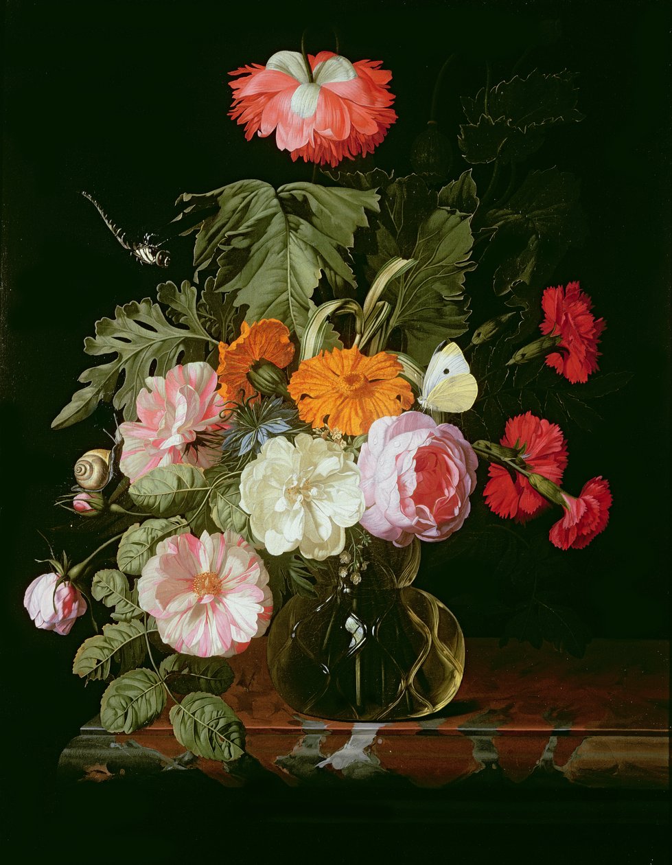 Rosen, Pfingstrosen und Jungfer im Grünen in einer Glasvase mit einem weißen Schmetterling von Isaak Denies