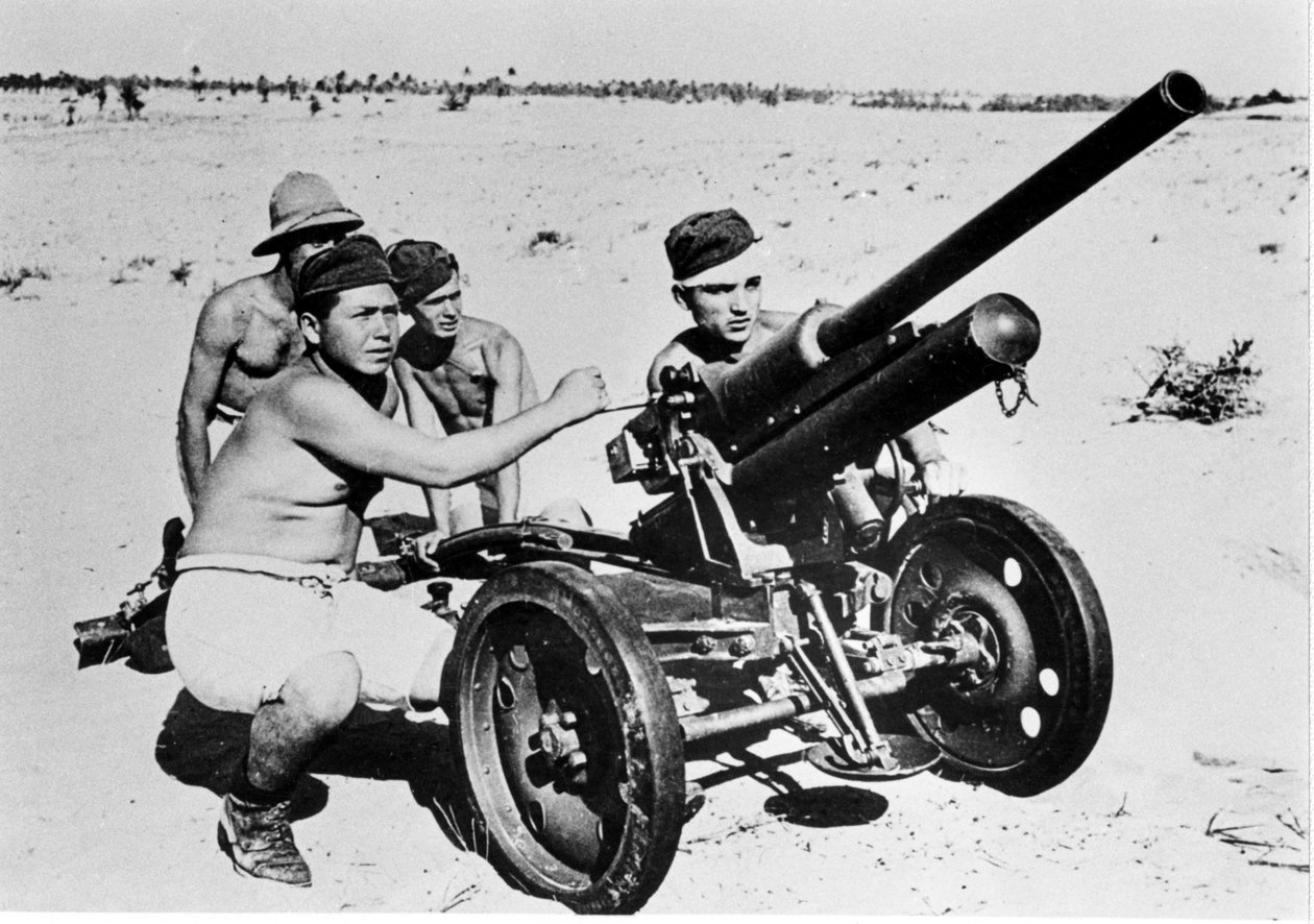 Italienischer Panzerabwehr im libyschen Wüsten. 1941 von Italian Photographer