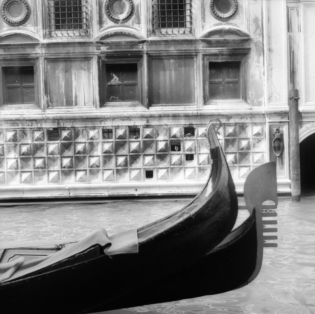 Stufengondel in einem venezianischen Kanal von Italian Photographer